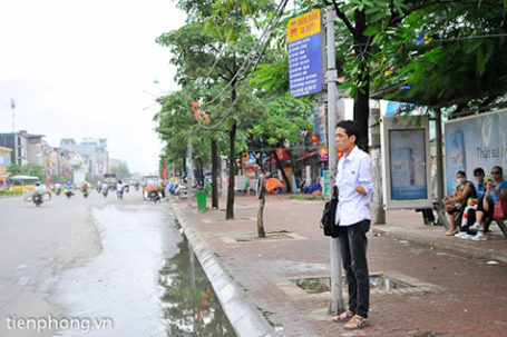 Hàng ngày, Lở đi học bằng xe buýt.