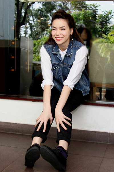 Trong single, ngoài ca khúc chủ đề của nhạc sĩ Phương Uyên, Hà Hồ còn hát lại 'Mãi mãi về sau' với phiên bản tiếng Anh.