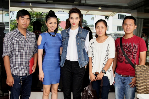 Hà Hồ, Lệ Quyên chụp ảnh kỷ niệm cùng ê kíp thực hiện MV 'Đắn đo'.