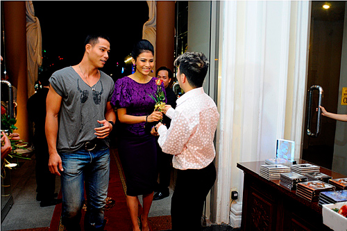 Xuan Lan hon Dam Vinh Hung dam duoi