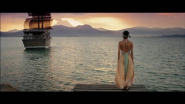 Tăng Thanh Hà khoe lưng trần trước biển 1