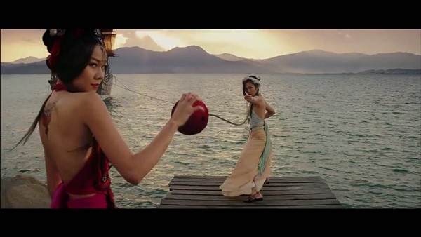 Tăng Thanh Hà khoe lưng trần trước biển 2