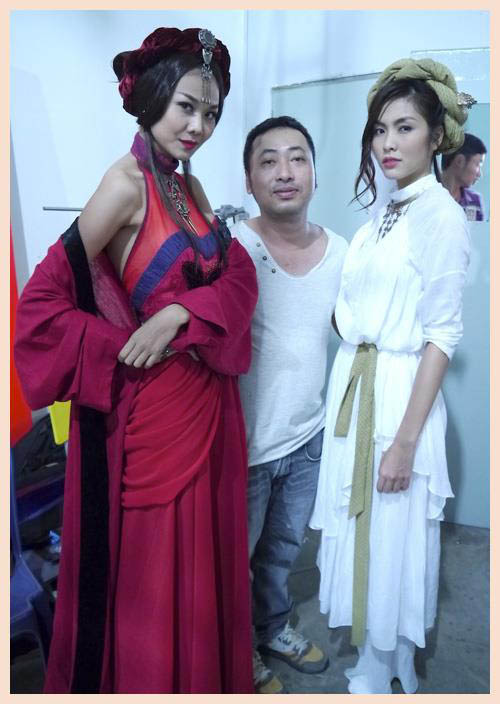 Tăng Thanh Hà khoe lưng trần trước biển 3