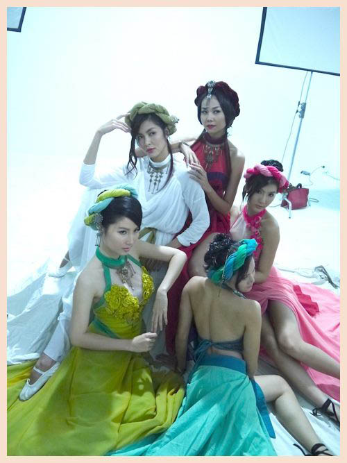 Tăng Thanh Hà khoe lưng trần trước biển 4