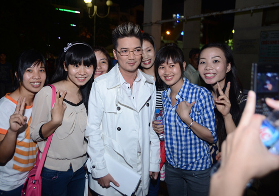 Ha Ho nhi nhanh - Thu Minh duyen dang trong buoi hop fan