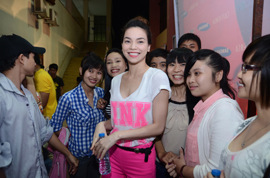 Ha Ho nhi nhanh - Thu Minh duyen dang trong buoi hop fan