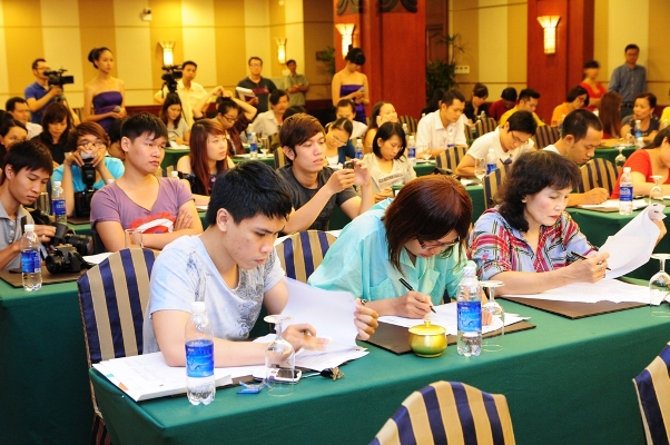 B.Anh Tuan \'qua mat\' Mr Dam tam dan dau top Nam ca si duoc yeu thich nhat