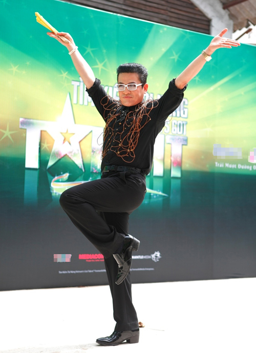 Bo 3 giam khao Got Talent 2013 khoe anh hau truong nhang nhit