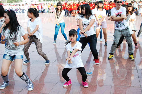 Trong số các thành viên Fanclub của nhóm Kara, không ít người chú ý đến cô bé 6 tuổi.