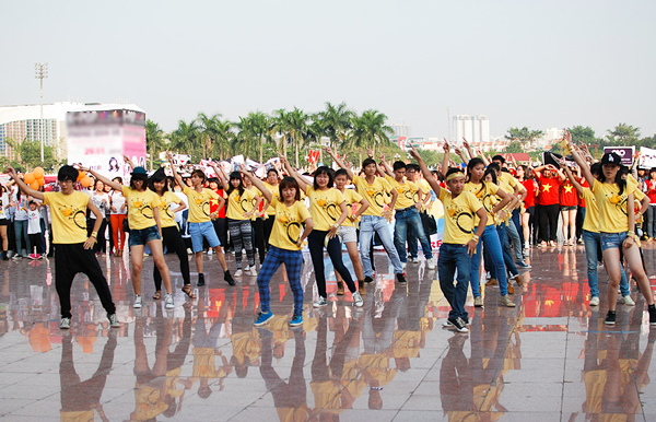 Fanclub của nhóm T-ara nổi bật với màu áo vàng đồng phục