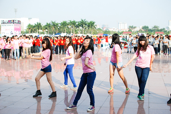 Các bạn trẻ trong Fanclub của nhóm SNSD với màu áo hồng đặc trưng.