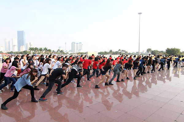 Tất cả fan Việt hòa cùng với nhóm nhảy St.319 trong vũ đạo nhảy ngựa nổi tiếng "Gangnam Style" để khép lại chương trình.