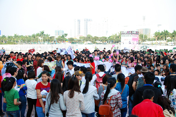 Hoạt động flashmob chiều qua đã thu hút gần 1.000 bạn trẻ thủ đô tham gia, tạo nên không khí sôi động.