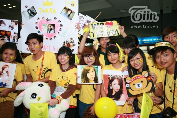 Nóng cùng fan đón Tara tại sân bay Nội Bài