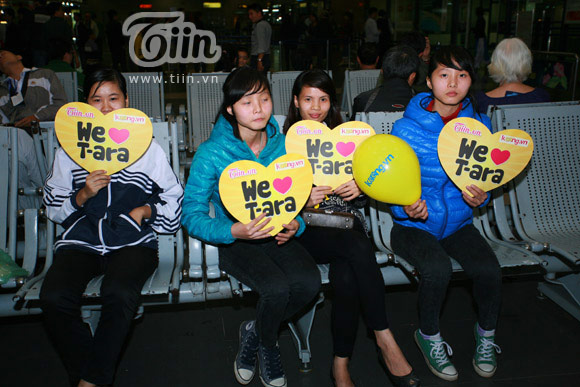 Fan bài binh bố trận đón Tara