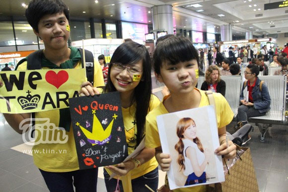 Nóng cùng fan đón Tara tại sân bay Nội Bài