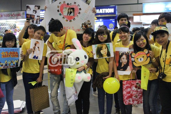 Nóng cùng fan đón Tara tại sân bay Nội Bài