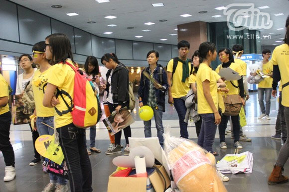Nóng cùng fan đón Tara tại sân bay Nội Bài