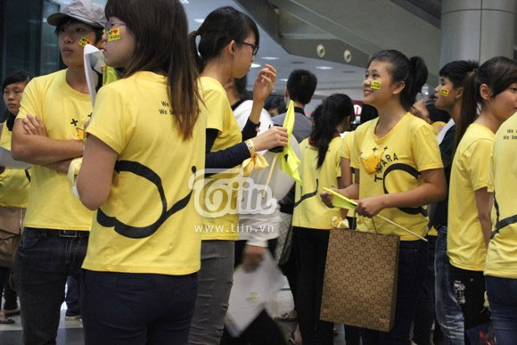 Nóng cùng fan đón Tara tại sân bay Nội Bài
