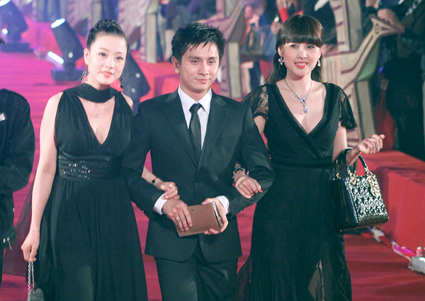 Đình Toàn trở thành "mỹ nam" bên hai diễn viên Mỹ Duyên và Minh Thư.