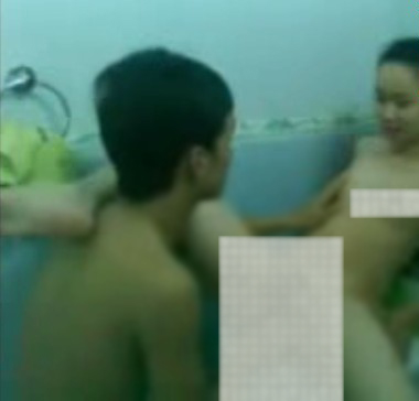 Shock clip sex trong toilet của nữ sinh Hải Phòng 2