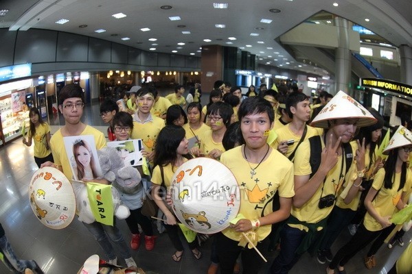 Fan nam T-Ara khóc trong bức ảnh bị "ném đá" lên tiếng 4 Fan nam T-Ara khóc trong bức ảnh bị "ném đá" lên tiếng 4
