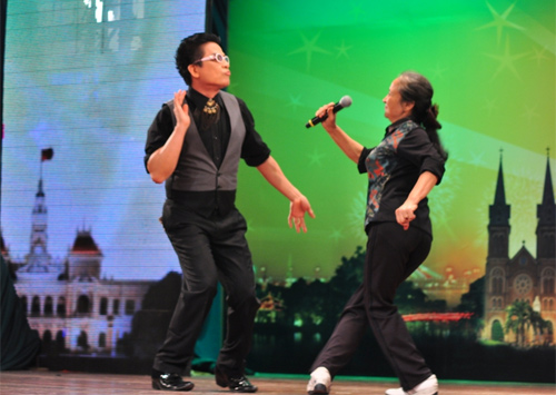 Bat mi ve cu ba nhay \'Gangnam Style\' trong Got Talent 2013