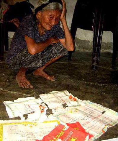 Một bà mẹ Việt Nam anh hùng đau xót khi nhìn những bằng khen, giấy khen các con sau khi họ lần lượt