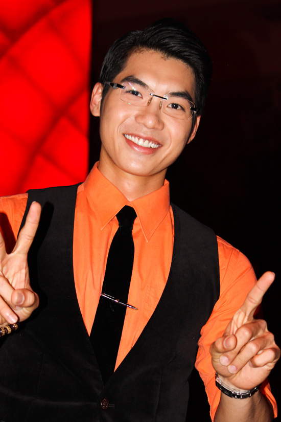 Mr. Dam mac do nha binh ngoi ghe nong