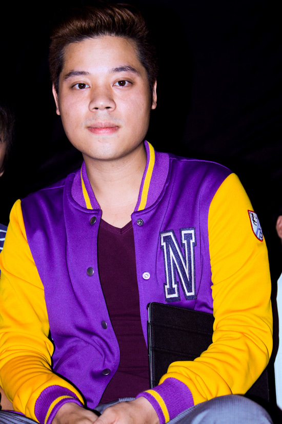 Mr. Dam mac do nha binh ngoi ghe nong