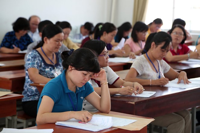 Giáo viên chấm thi tự luận môn tiếng Anh kỳ thi THPT quốc gia 2015 tại TP.HCM 	- Ảnh: Đào Ngọc Thạch