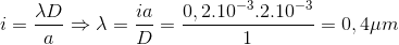 i=\frac{\lambda D}{a}\Rightarrow \lambda =\frac{ia}{D}=\frac{0,2.10^{-3}.2.10^{-3}}{1}=0,4\mu m