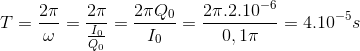 T = \frac{2\pi }{\omega }=\frac{2\pi }{\frac{I_{0}}{Q_{0}}} = \frac{2\pi Q_{0}}{I_{0} }=\frac{2\pi .2.10^{-6}}{0,1\pi }=4.10^{-5}s