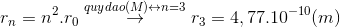 r_{n}=n^{2}.r_{0}\overset{quydao(M)\leftrightarrow n=3}{\rightarrow}r_{3}=4,77.10^{-10}(m)