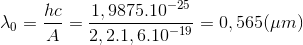 \lambda _{0}=\frac{hc}{A}=\frac{1,9875.10^{-25}}{2,2.1,6.10^{-19}}=0,565(\mu m)