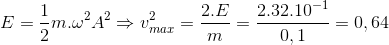 E=\frac{1}{2}m.\omega ^{2}A^{2}\Rightarrow v_{max}^{2}=\frac{2.E}{m}=\frac{2.32.10^{-1}}{0,1}=0,64