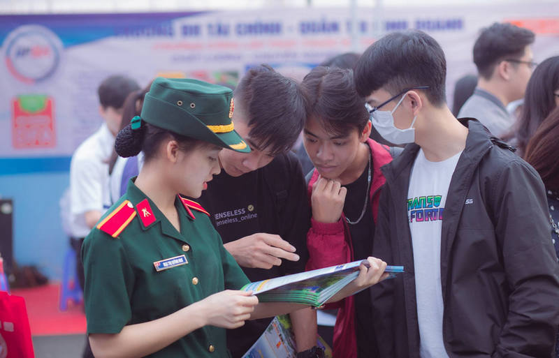 Ti le choi Quan doi 2025: Co truong len toi 1/18