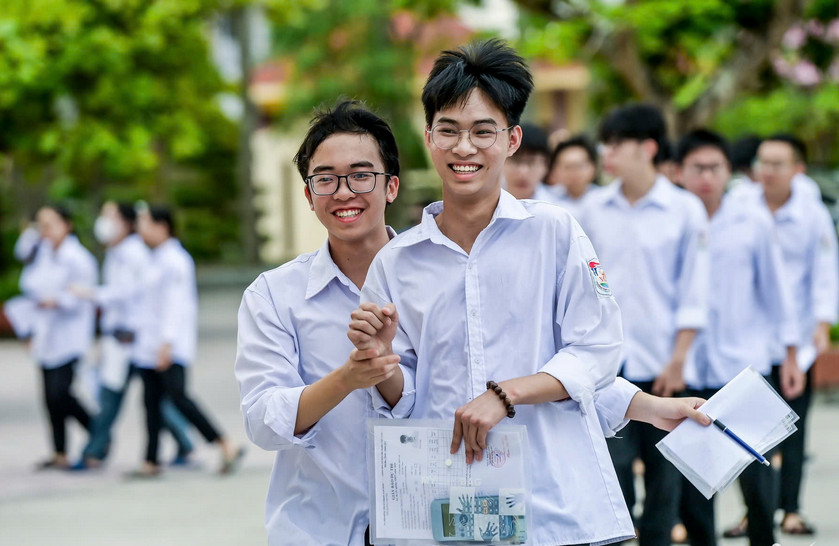 Cham thi tot nghiep THPT 2025: Da xuat hien 9.5 diem mon Van