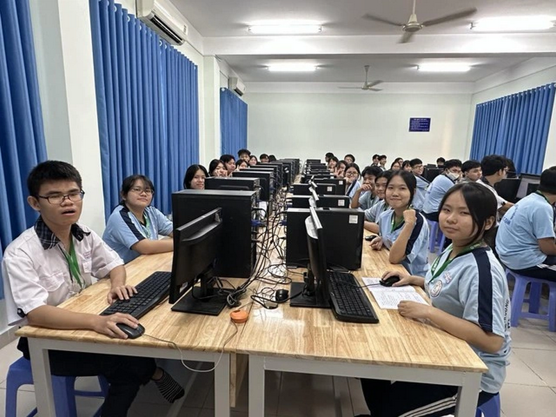 Dia phuong dau tien cho hoc sinh lam quen voi thi tot nghiep THPT tren may tinh