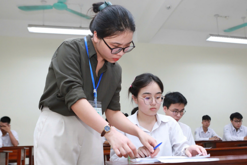 Du kien them bon nhom giao vien duoc tuyen thang, huong phu cap dac biet