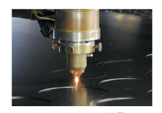 D&ugrave;ng ch&ugrave;m laser c&oacute; c&ocirc;ng suất 100 W để nấu chảy khối th&eacute;p c&oacute; ...