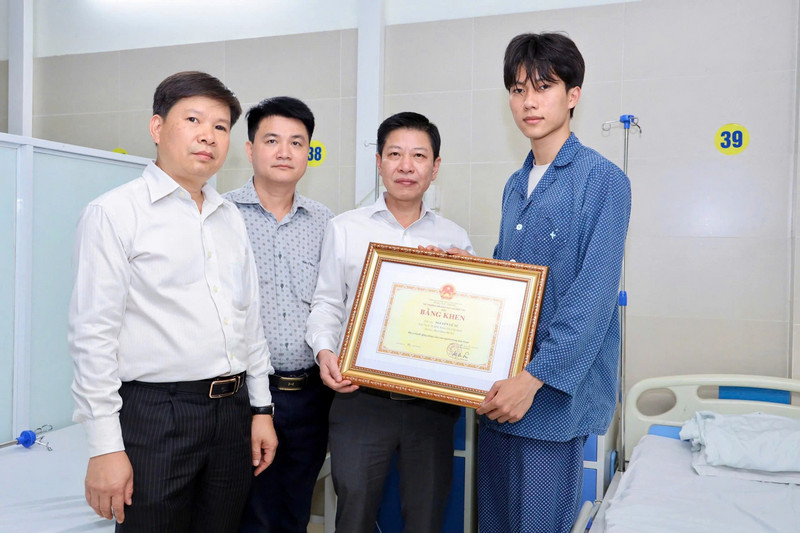 Quyen Bo truong Giao duc tang bang khen cho nam sinh lao vao dam chay cuu nguoi