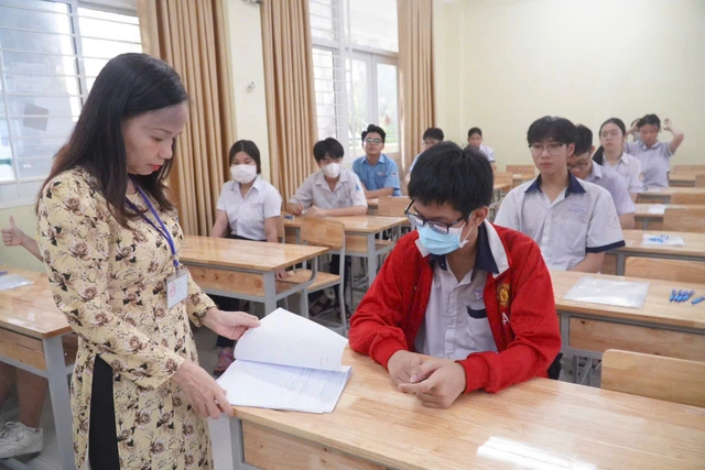 Hoc sinh dien tuyen thang lop 10 Ha Noi chi duoc chon truong cong lap gan nha