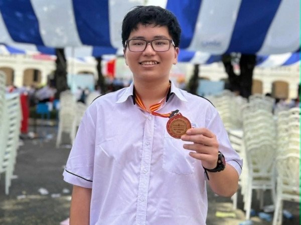 Nam sinh chuyen Toan dat diem SAT cao nhat the gioi, 8.0 IELTS