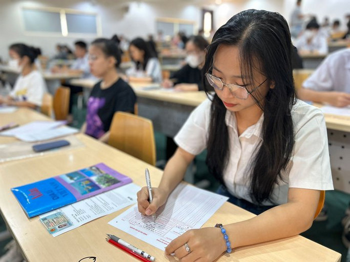 Hon 133.000 bai thi danh gia nang luc duoc cham theo phuong phap nao?