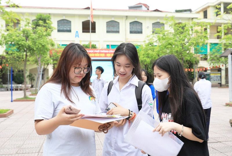 Ha Noi: Ngay dau tien dang ky thi lop 10, truong top dau vang thi sinh