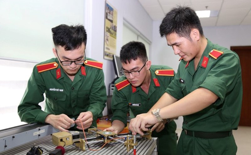Sinh vien khoi cong an, quan doi, su pham se duoc mien hoc phi 2026