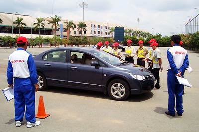 Lượng học viên đến các Trung tâm đào tạo lái xe ô tô tại Hà Nội giảm đến 40% Ảnh: Hồng Vĩnh