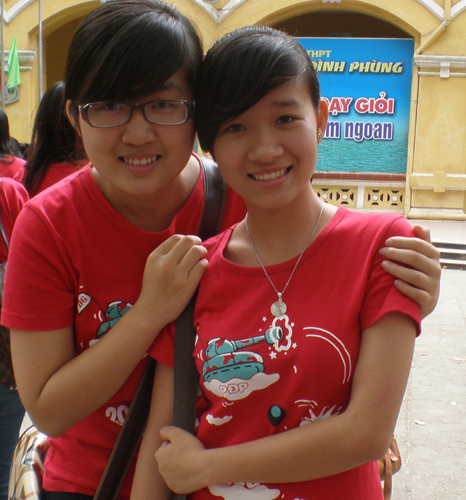 Phan Thị Thu Trang - thủ khoa Trường ĐH Mỹ thuật Công nghiệp Hà Nội năm 2012 (bên trái) và bạn