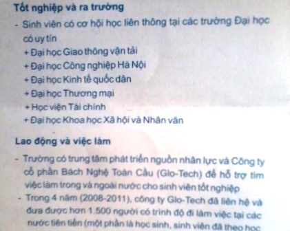 Giấy báo nhập học với nhiều cách quảng cáo nhằm lôi kéo thí sinh.